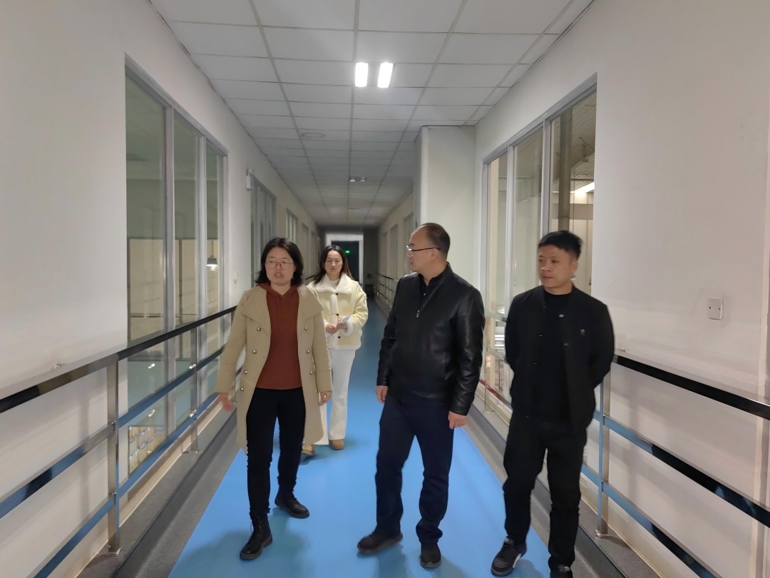 参观智能产线.jpg 参观智能产线.jpg