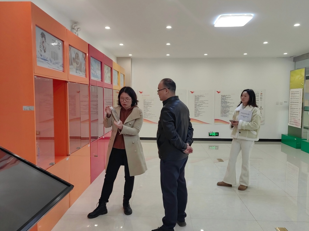 陈列室参观(1).jpg 陈列室参观(1).jpg